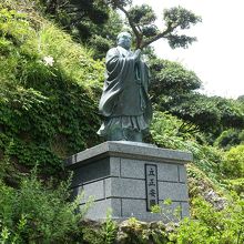 日蓮の像なのかな？