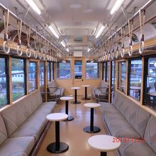 電車の中のカフェ