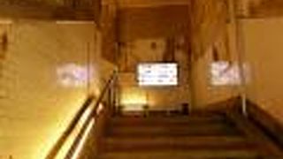 歴史ある高架下に広がるレトロでモダンなお店