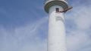 白い立派な灯台