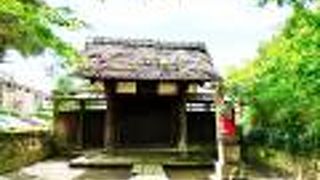 称名寺参道を仁王門に向かって左手に　称名寺塔頭光明院表門 