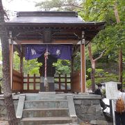 滝を背に立つ神社