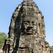 アンコールトム遺跡は3km四方内にバイヨン寺院や王宮跡がある広い遺跡でした