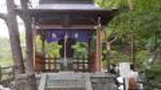 滝を背に立つ神社