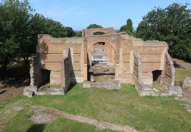 3つのエクセドラのある建物