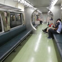 ほとんど全部の車両がこのビニールシートのロングシート