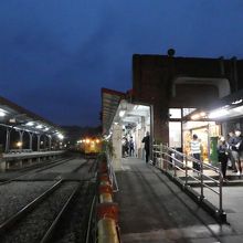 夜の十分駅。上り列車停車中。