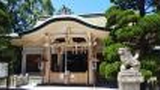 愛染坂をのぼったとこにあります