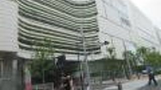 住友不動産が販売するタワーマンションに囲まれた住友不動産の商業施設