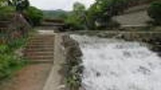 梅雨時に水音高く