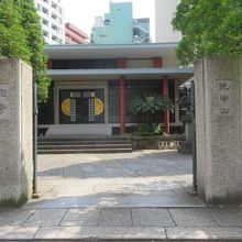 春日通り沿いにあります