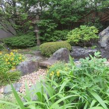 小さな庭園がありました