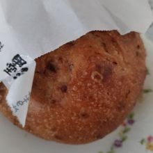 墨繪のパン　　紙袋にいれてくれる