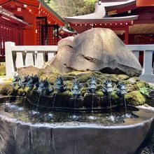 箱根神社のすぐ隣に祀られている九頭龍神社の龍神水