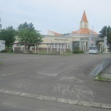 来店時に目印となる札幌自由が丘学園三和高等学校の外観