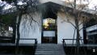 独特な形の本堂