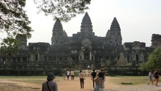 第三回廊にも上がったし夕陽に染まるアンコールワットも見た