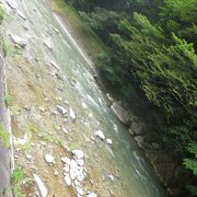 温泉街を流れる清流