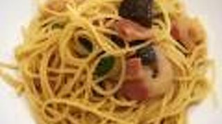 階段をあがる、小さなお店