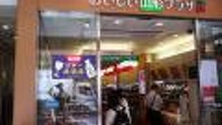 旬のさくらんぼを並べた売り場ができてました