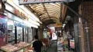 かりゆし通りはディープな飲食店街入口ゲート