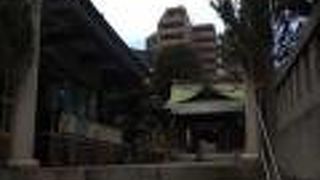 商店街の中の神社