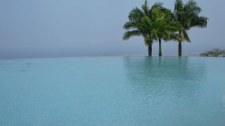 広大な農園内では、色鮮やかに咲き誇る南国の花々と３１種類にもおよぶフルーツの木があり、永遠の泉ではパノラマ・ビューが満喫できます。