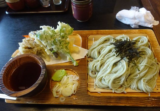 お蕎麦も天ぷらもおいしいです。