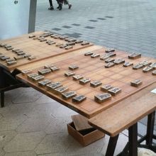 広場で大きな将棋盤で行われる「青空大盤将棋大会」中でした