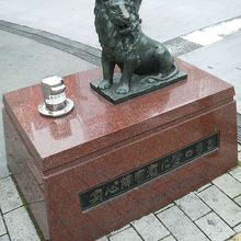 広場の片隅には「愛のライオン像」という募金箱を兼ねた銅像が。