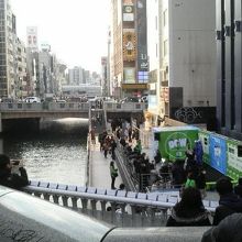 看板のそばの道頓堀沿いではイベント中でこちらも大賑わいでした
