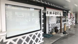 店員が少し横柄かも。そばは普通