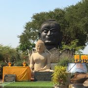 大きな仏像の頭がある現役の寺院