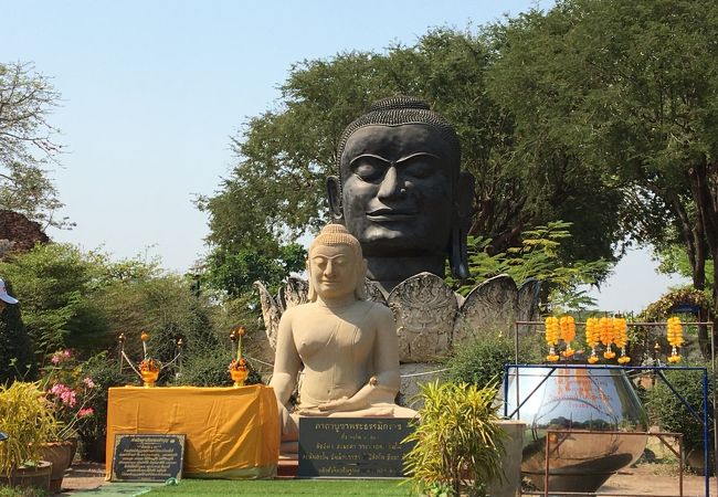 大きな仏像の頭がある現役の寺院
