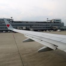 機窓からのターミナル。