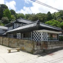 なまこ壁が目を惹く外観