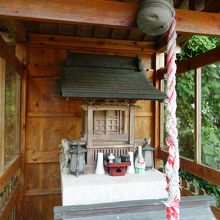 小さな社殿です