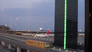 日本最大の国際拠点空港、1日に１０万人もの人が行き交う日本の空の玄関です。