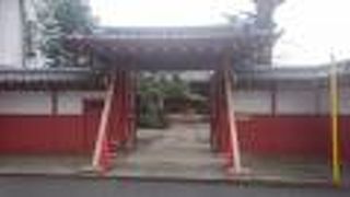 真っ赤な山門が特徴的