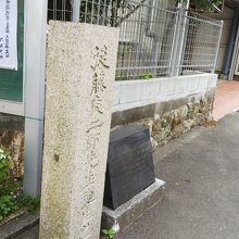 幼稚園前にあります。