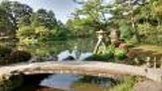 徽軫灯籠と同様に、有名な兼六園の中でも一番有名な景色