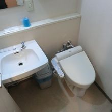 ウォッシュレットトイレと洗面台・客室に風呂はありません。