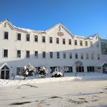 白い大きな建物でした