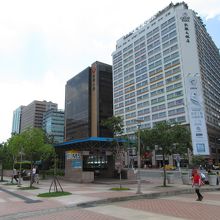 シーザーパークホテル台北も駅前にあります。