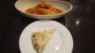 パスタ1皿にピザの食べ放題とドリンクバーが付いて税込１，３１８円で、安い。