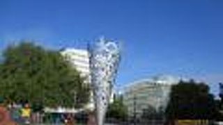 工事用のフェンスが残る街の中心広場