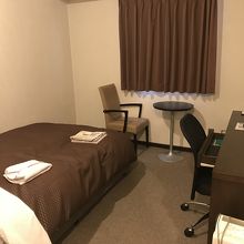 ベッドは広く、部屋も広めです