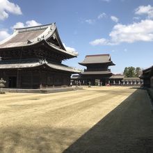 仏殿と山門