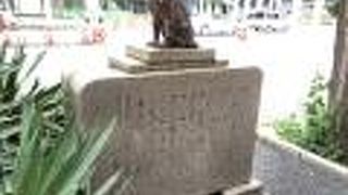 虎ノ門駅8番出口の裏側にある