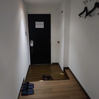客室入口で下足を履き替え